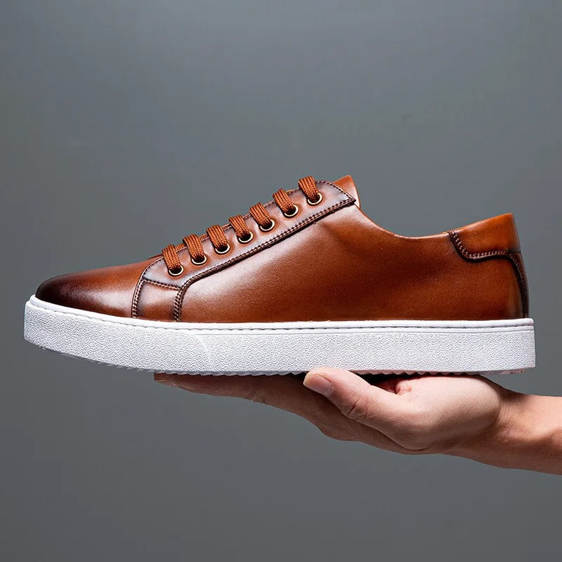 "Sneakers en cuir véritable pour homme, confort exceptionnel et style moderne, semelle ergonomique, couleur classique."
