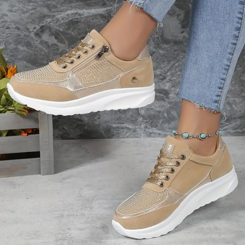 "Sneakers ergonomiques femmes blanches avec semelle épaisse et design respirant pour confort et style quotidien."