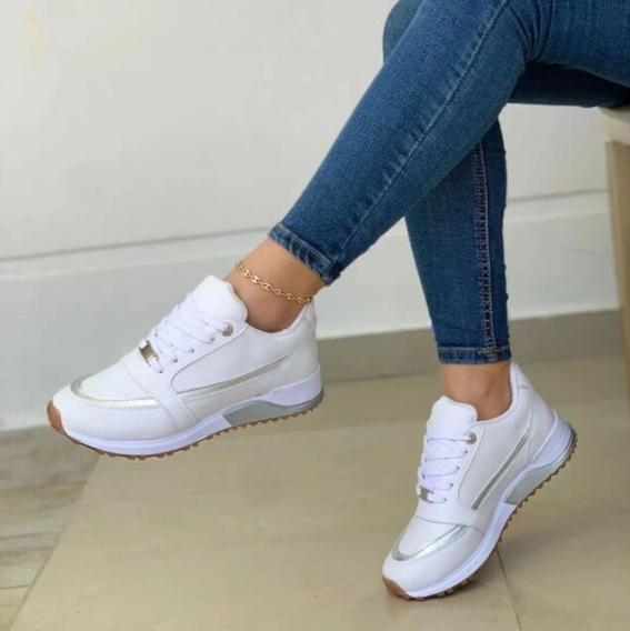 "Sneakers femme modernes, lacets robustes, semelle épaisse pour confort optimal, design élégant"