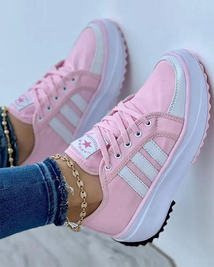 Sneakers femmes colorées blanches, confortables et modernes, avec semelles rembourrées et design éclatant.