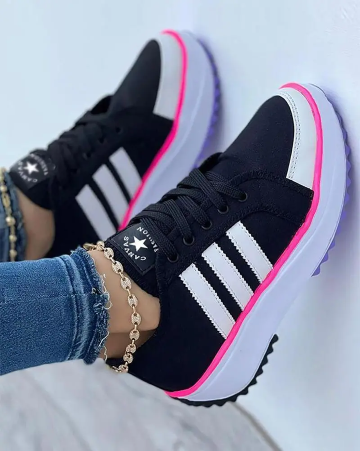 Sneakers femmes colorées blanches, confortables et modernes, avec semelles rembourrées et design éclatant.