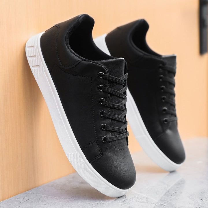 Sneakers homme élégantes et confortables, design minimaliste, couleur sobre, matériaux haute qualité, semelle antidérapante.