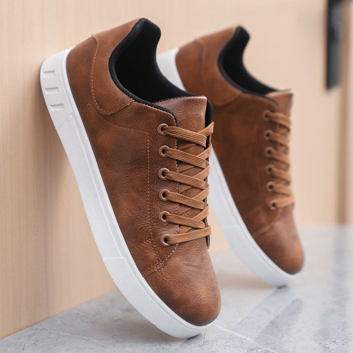 Sneakers homme élégantes et confortables, design minimaliste, couleur sobre, matériaux haute qualité, semelle antidérapante.
