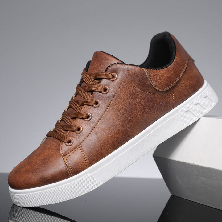 Sneakers homme élégantes et confortables, design minimaliste, couleur sobre, matériaux haute qualité, semelle antidérapante.