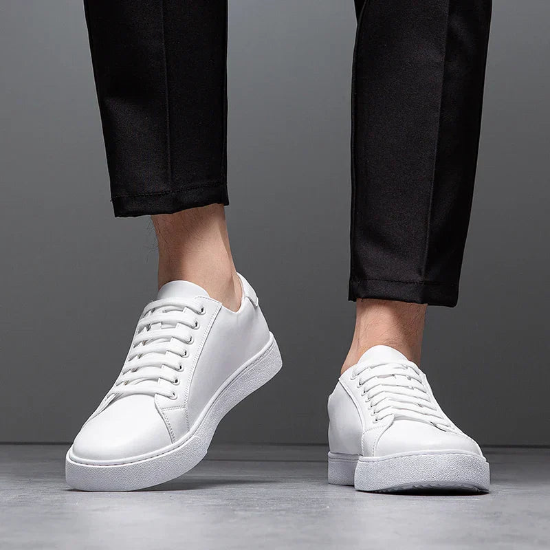 "Sneakers modernes en cuir pour homme, silhouette épurée et élégante, chic urbain décontracté."