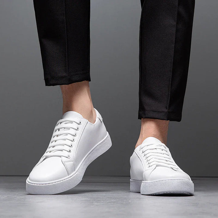 "Sneakers modernes en cuir pour homme, silhouette épurée et élégante, chic urbain décontracté."