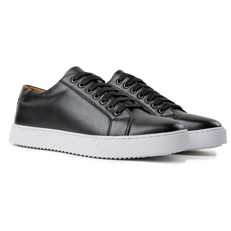 "Sneakers modernes en cuir pour homme, silhouette épurée et élégante, chic urbain décontracté."