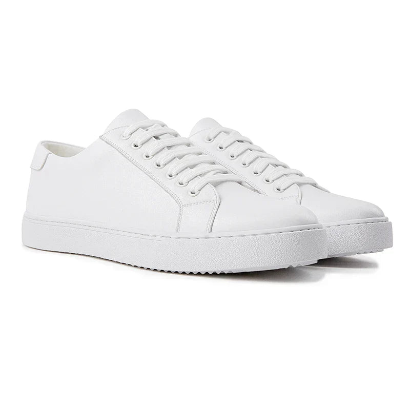 "Sneakers modernes en cuir pour homme, silhouette épurée et élégante, chic urbain décontracté."
