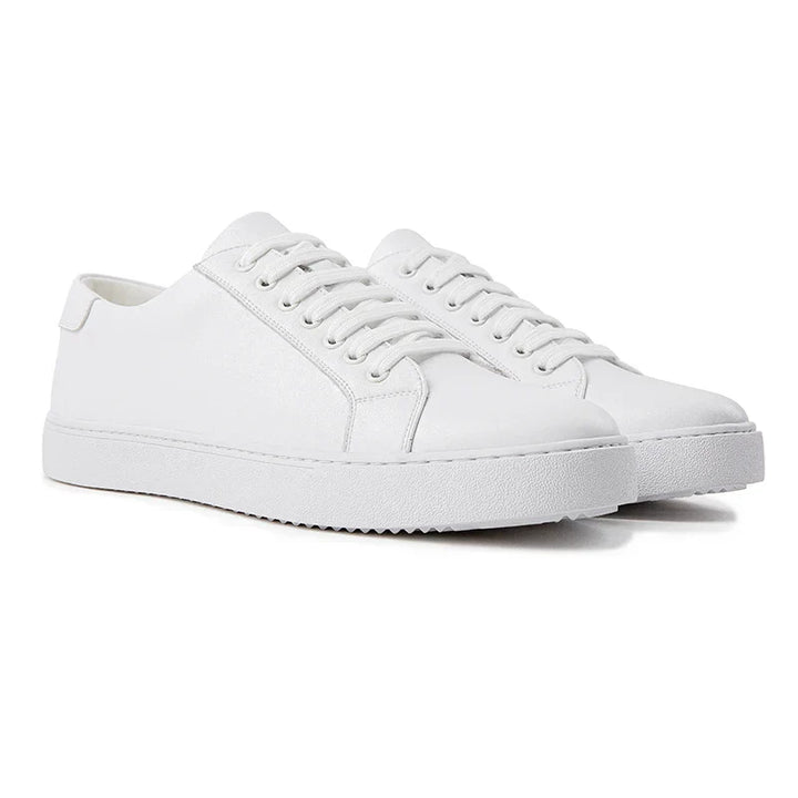 "Sneakers modernes en cuir pour homme, silhouette épurée et élégante, chic urbain décontracté."