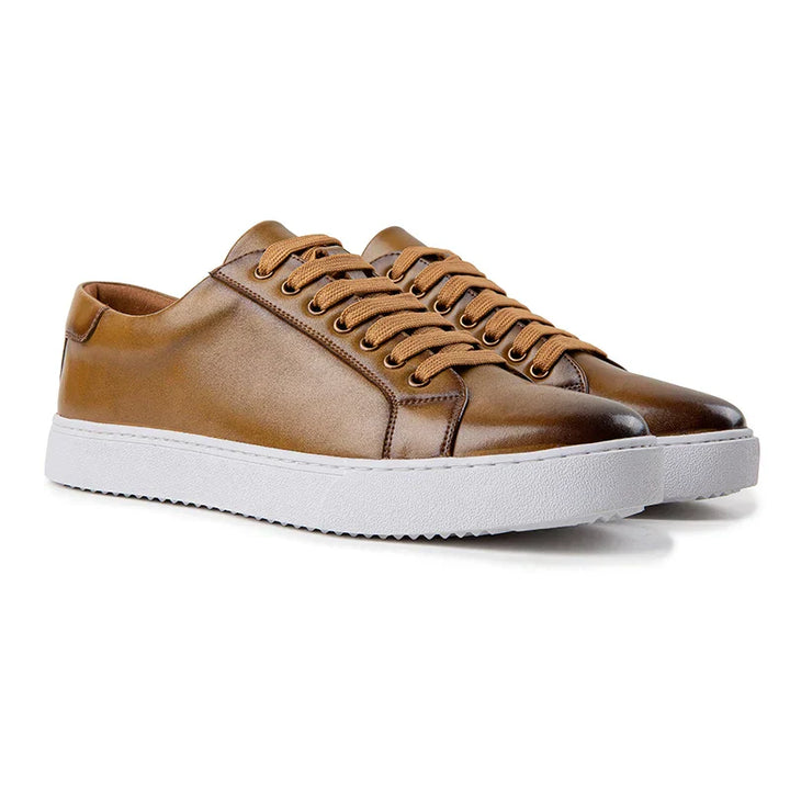 "Sneakers modernes en cuir pour homme, silhouette épurée et élégante, chic urbain décontracté."