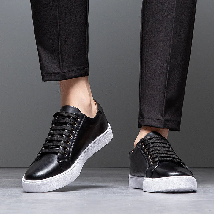 "Sneakers modernes en cuir pour homme, silhouette épurée et élégante, chic urbain décontracté."