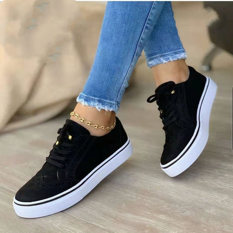 Sneakers orthopédiques élégantes pour femme en cuir blanc, avec semelle de soutien confortable et design moderne.