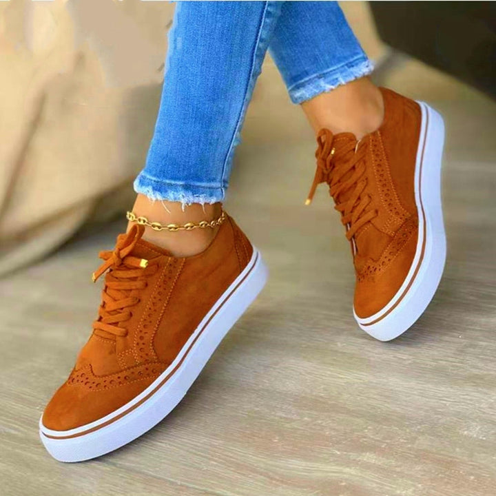 Sneakers orthopédiques élégantes pour femme en cuir blanc, avec semelle de soutien confortable et design moderne.