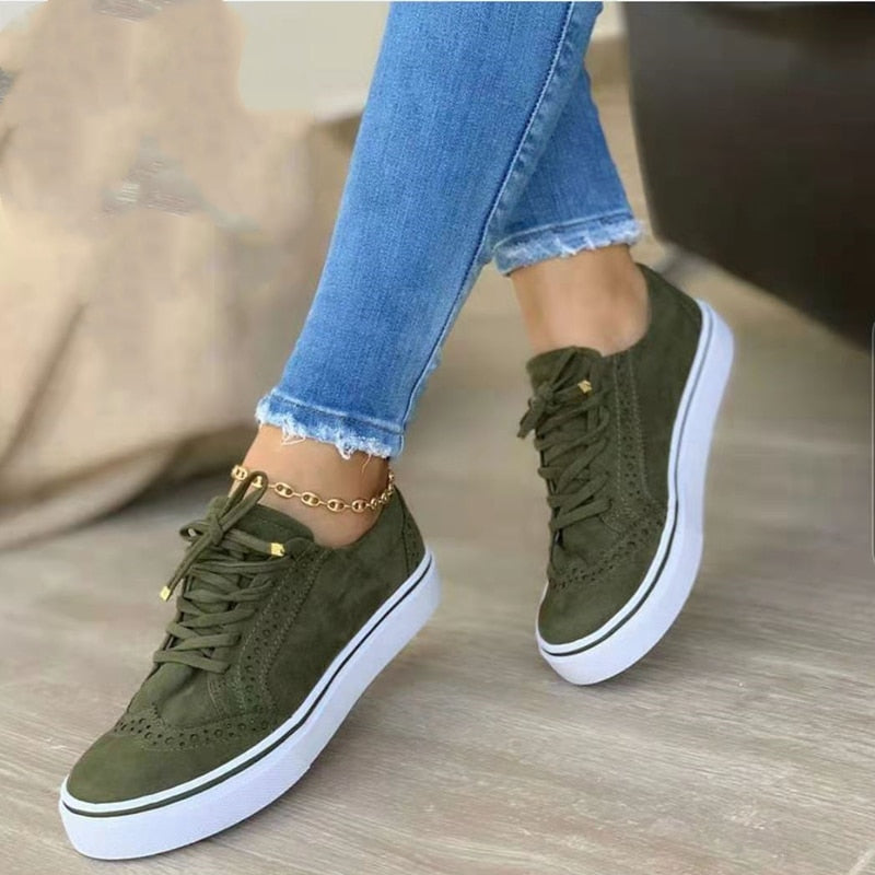 Sneakers orthopédiques élégantes pour femme en cuir blanc, avec semelle de soutien confortable et design moderne.