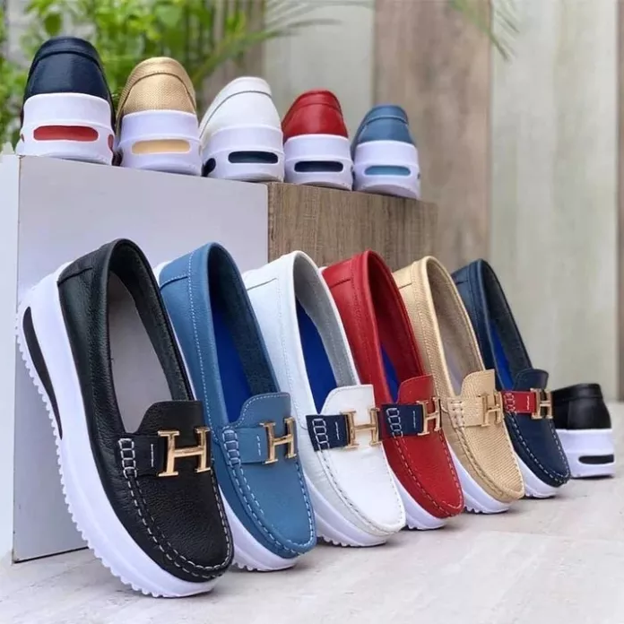 "Sneakers orthopédiques femme élégantes, vue de côté, noir, semelle ergonomique, design moderne et confort optimal."