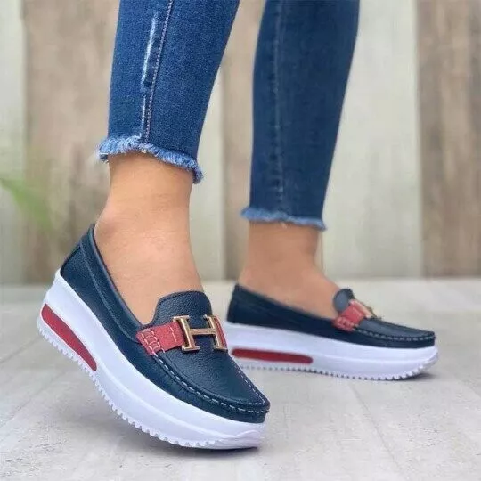 "Sneakers orthopédiques femme élégantes, vue de côté, noir, semelle ergonomique, design moderne et confort optimal."