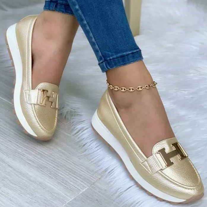 "Sneakers orthopédiques femme élégantes, vue de côté, noir, semelle ergonomique, design moderne et confort optimal."