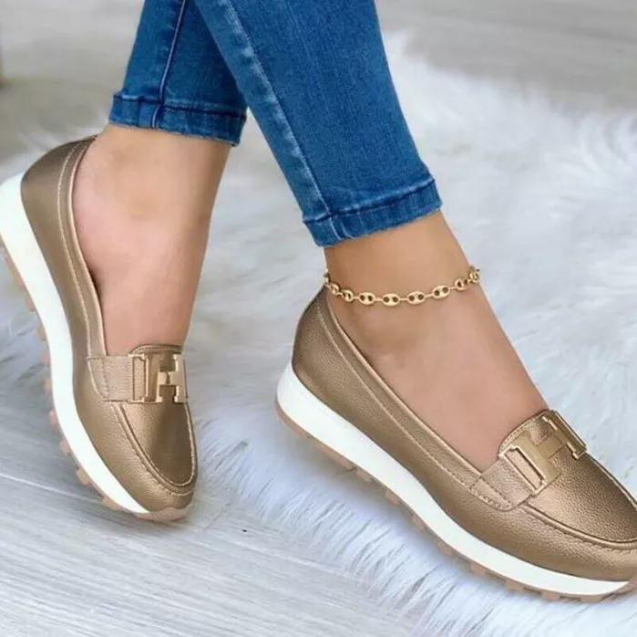 "Sneakers orthopédiques femme élégantes, vue de côté, noir, semelle ergonomique, design moderne et confort optimal."