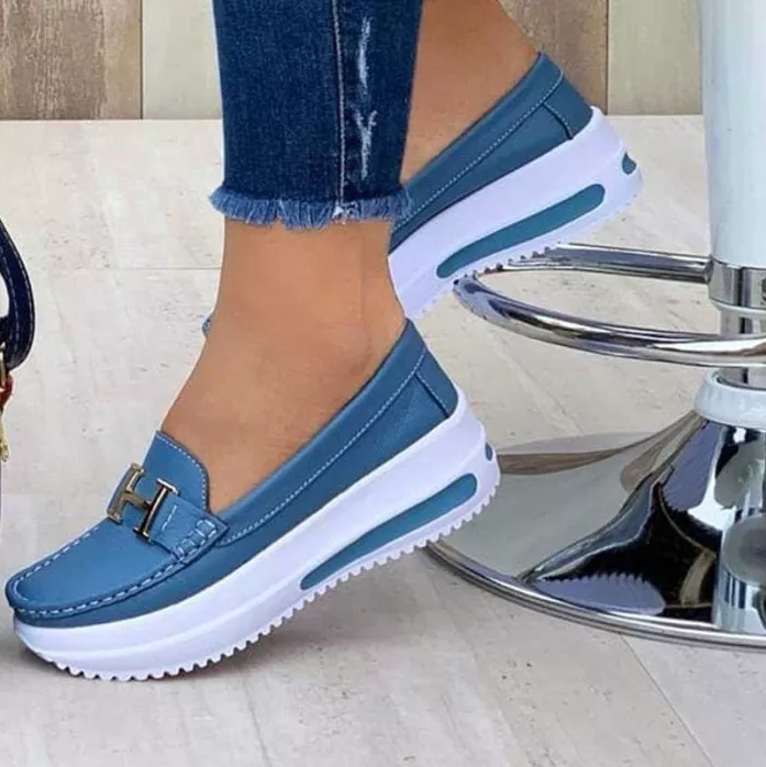 "Sneakers orthopédiques femme élégantes, vue de côté, noir, semelle ergonomique, design moderne et confort optimal."