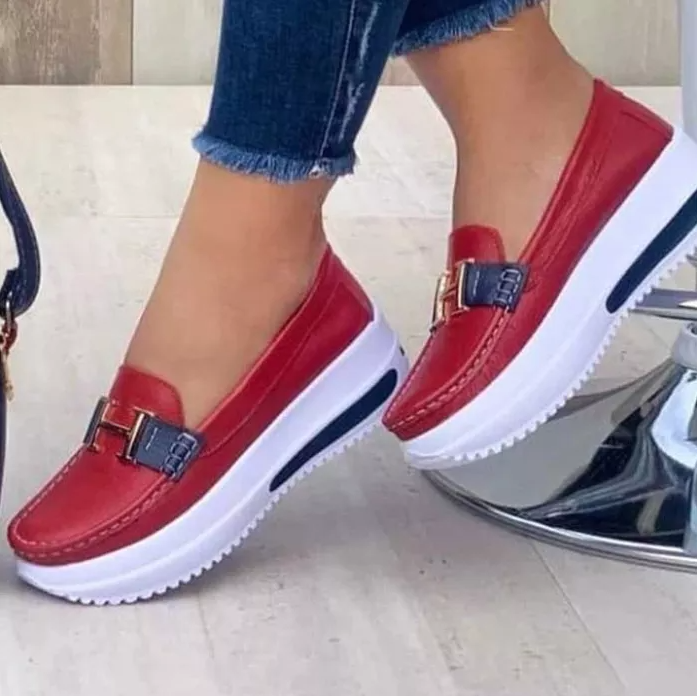 "Sneakers orthopédiques femme élégantes, vue de côté, noir, semelle ergonomique, design moderne et confort optimal."