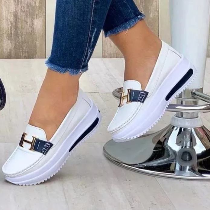 "Sneakers orthopédiques femme élégantes, vue de côté, noir, semelle ergonomique, design moderne et confort optimal."