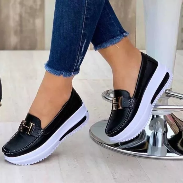 "Sneakers orthopédiques femme élégantes, vue de côté, noir, semelle ergonomique, design moderne et confort optimal."