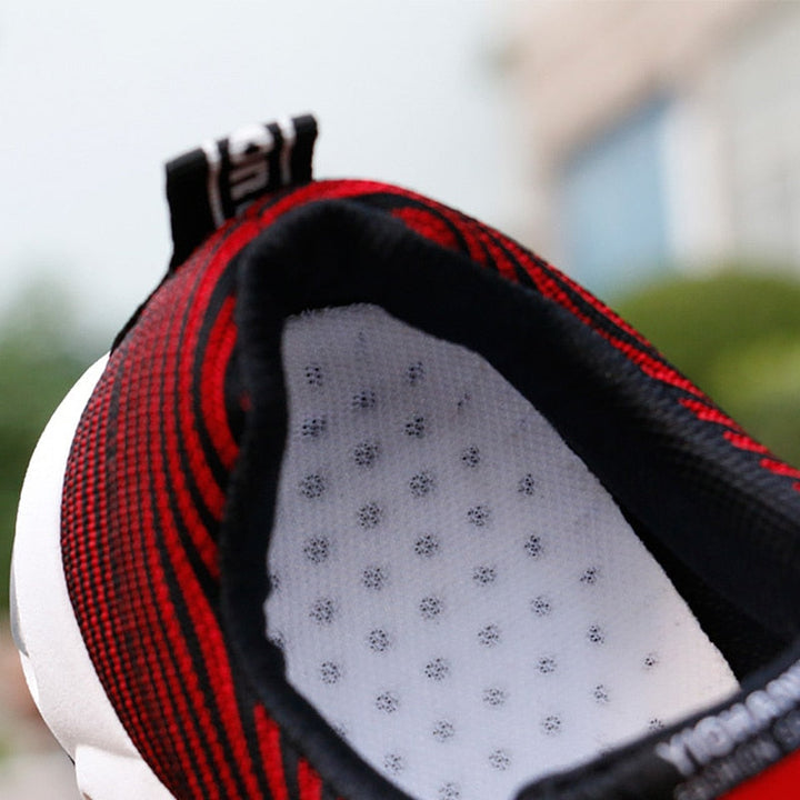 Sneakers orthopédiques homme, élégantes, en cuir rouge, bleu ou noir, semelle antidérapante, confort moderne et style.
