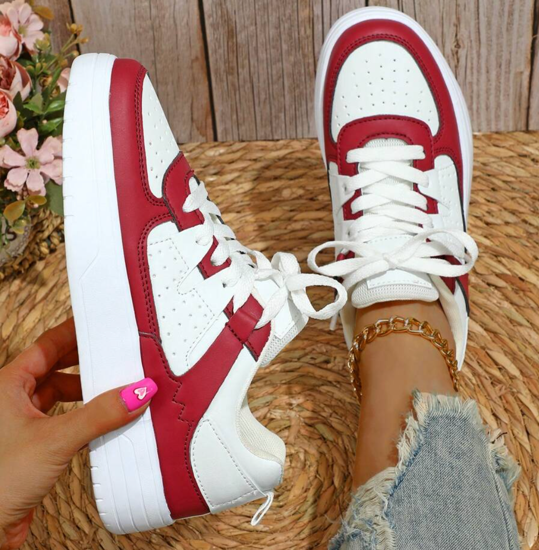 "Sneakers Sylviane pour femmes, motifs léopard, couleurs vives bleu, jaune, rouge, style original et confort optimal"