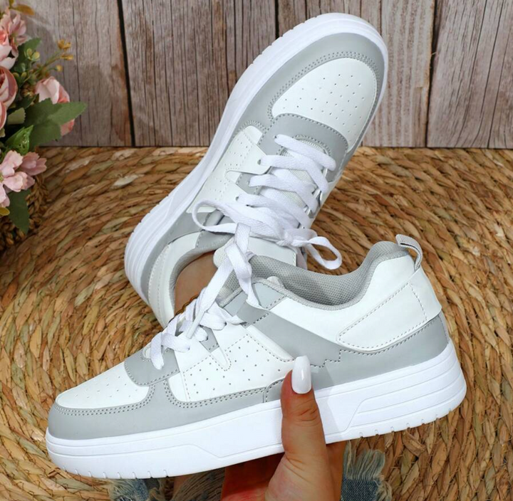 "Sneakers Sylviane pour femmes, motifs léopard, couleurs vives bleu, jaune, rouge, style original et confort optimal"