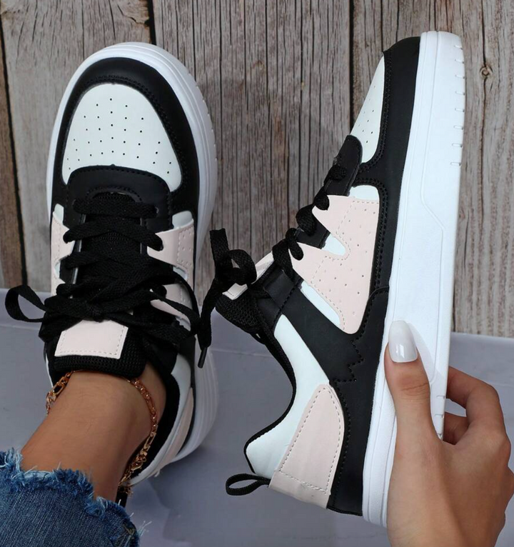 "Sneakers Sylviane pour femmes, motifs léopard, couleurs vives bleu, jaune, rouge, style original et confort optimal"