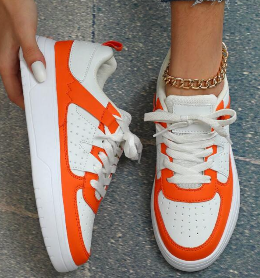 "Sneakers Sylviane pour femmes, motifs léopard, couleurs vives bleu, jaune, rouge, style original et confort optimal"