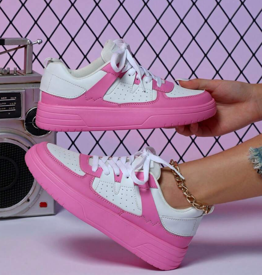 "Sneakers Sylviane pour femmes, motifs léopard, couleurs vives bleu, jaune, rouge, style original et confort optimal"