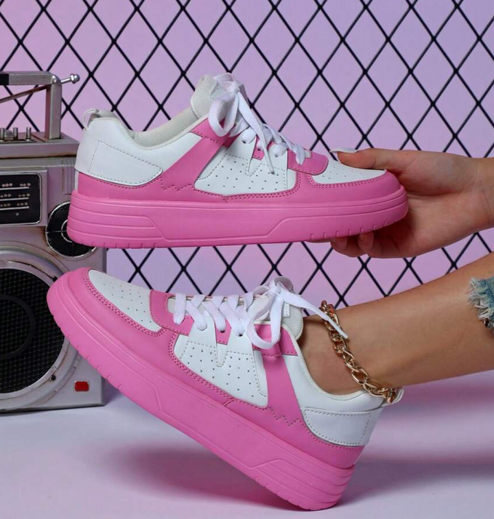 "Sneakers Sylviane pour femmes, motifs léopard, couleurs vives bleu, jaune, rouge, style original et confort optimal"