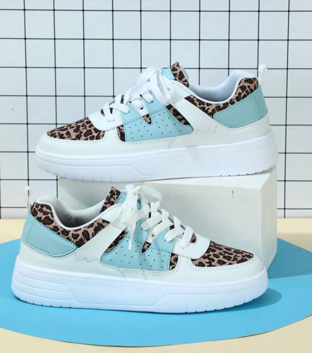 "Sneakers Sylviane pour femmes, motifs léopard, couleurs vives bleu, jaune, rouge, style original et confort optimal"