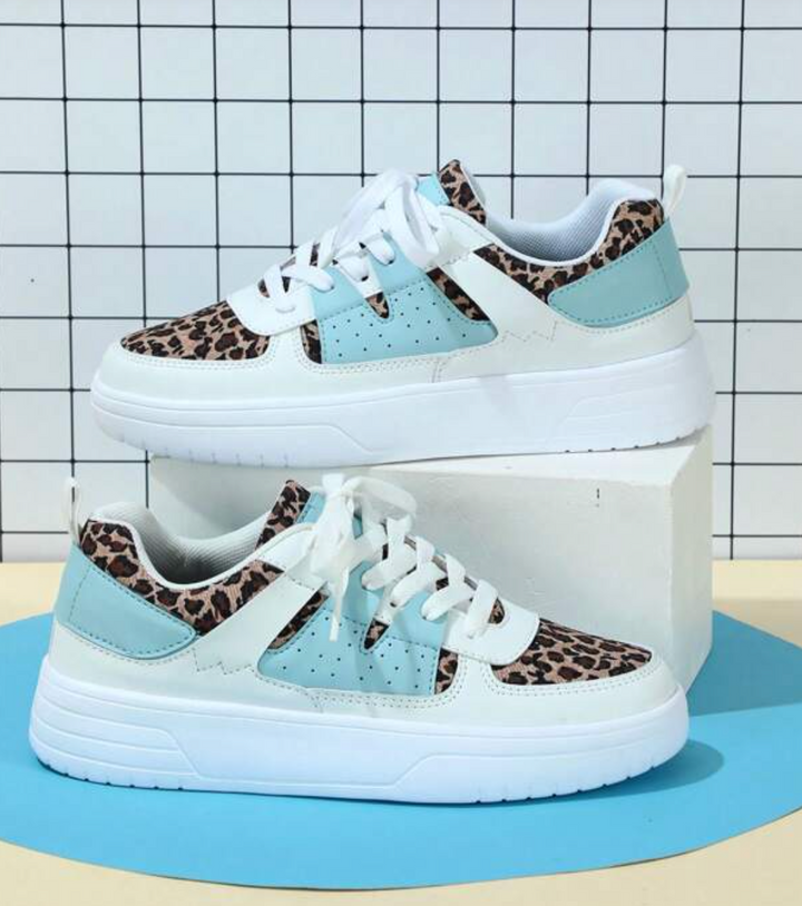 "Sneakers Sylviane pour femmes, motifs léopard, couleurs vives bleu, jaune, rouge, style original et confort optimal"