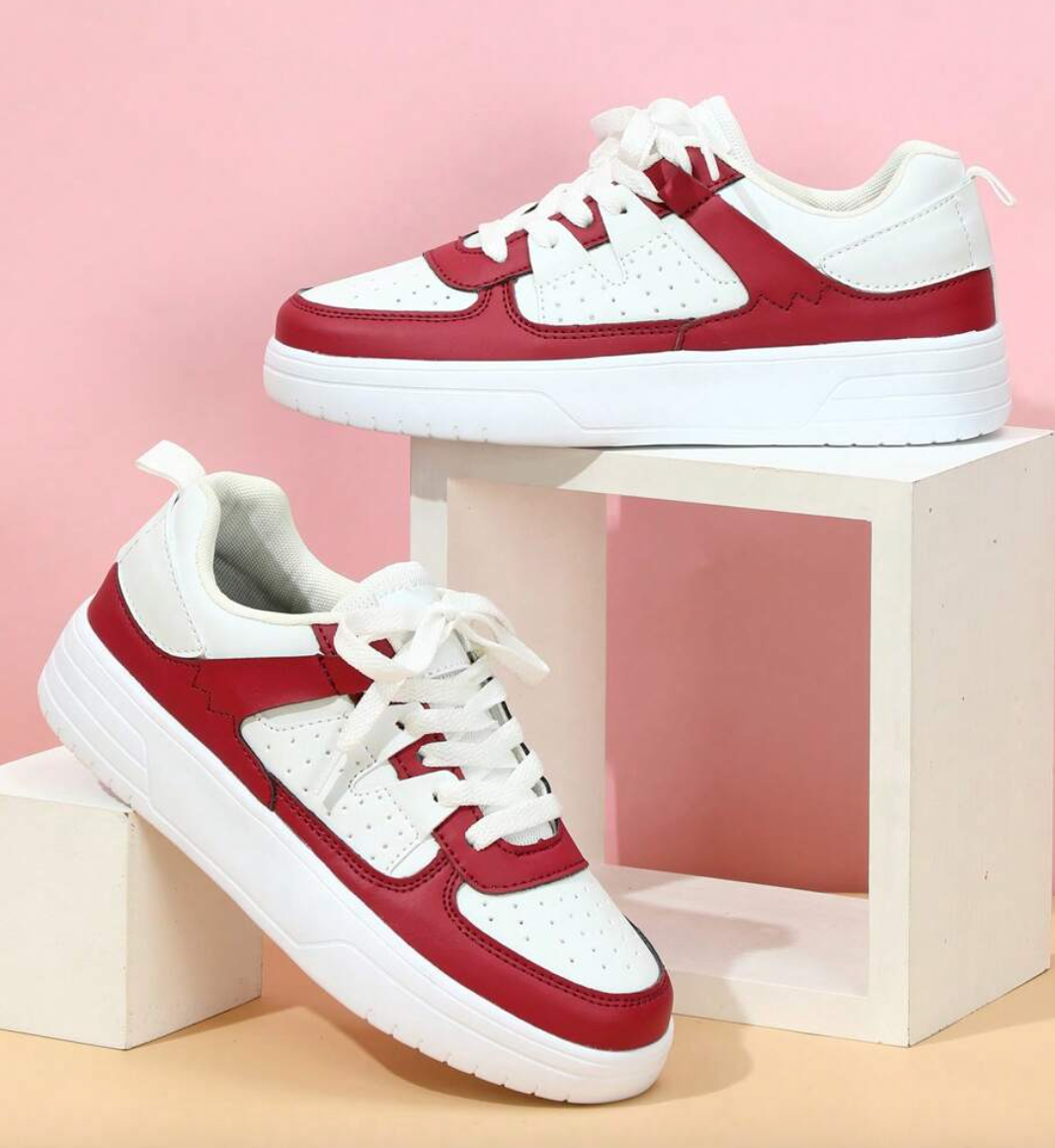"Sneakers Sylviane pour femmes, motifs léopard, couleurs vives bleu, jaune, rouge, style original et confort optimal"