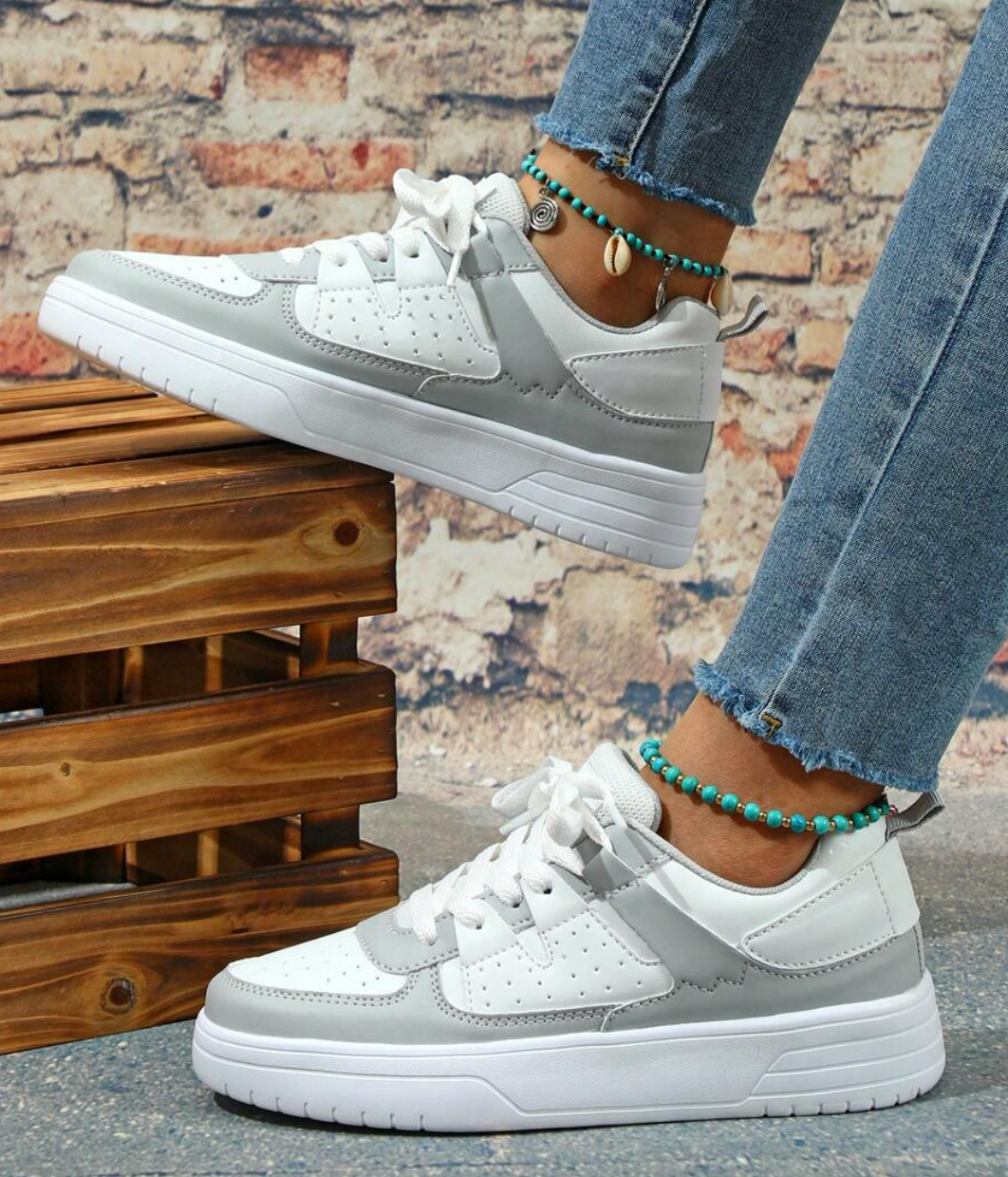 "Sneakers Sylviane pour femmes, motifs léopard, couleurs vives bleu, jaune, rouge, style original et confort optimal"