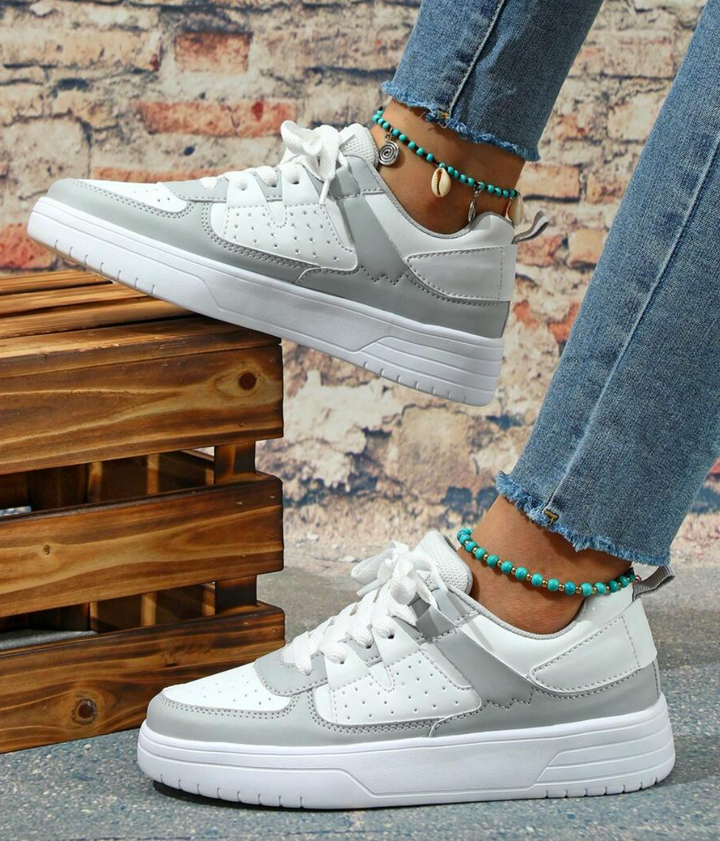 "Sneakers Sylviane pour femmes, motifs léopard, couleurs vives bleu, jaune, rouge, style original et confort optimal"