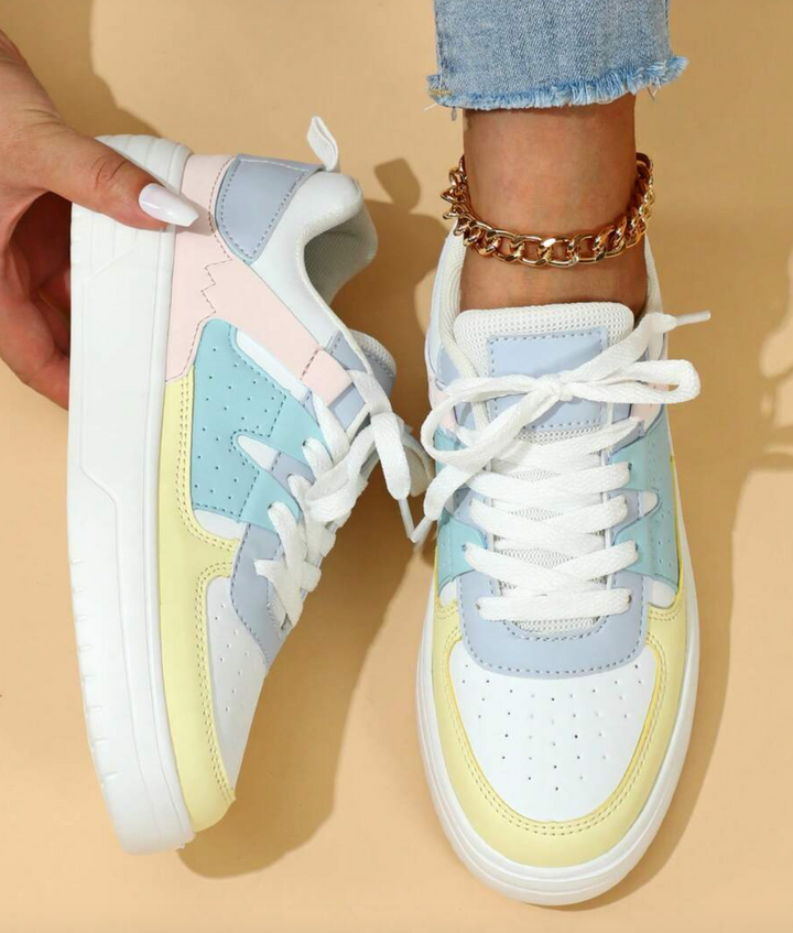 "Sneakers Sylviane pour femmes, motifs léopard, couleurs vives bleu, jaune, rouge, style original et confort optimal"