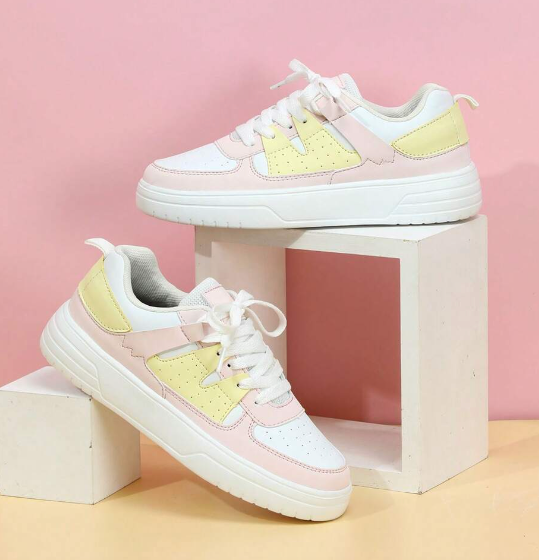 "Sneakers Sylviane pour femmes, motifs léopard, couleurs vives bleu, jaune, rouge, style original et confort optimal"