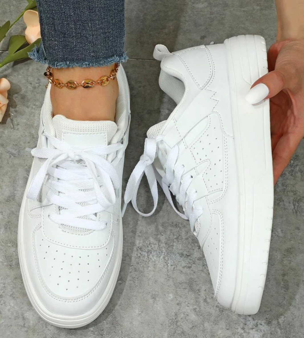 "Sneakers Sylviane pour femmes, motifs léopard, couleurs vives bleu, jaune, rouge, style original et confort optimal"