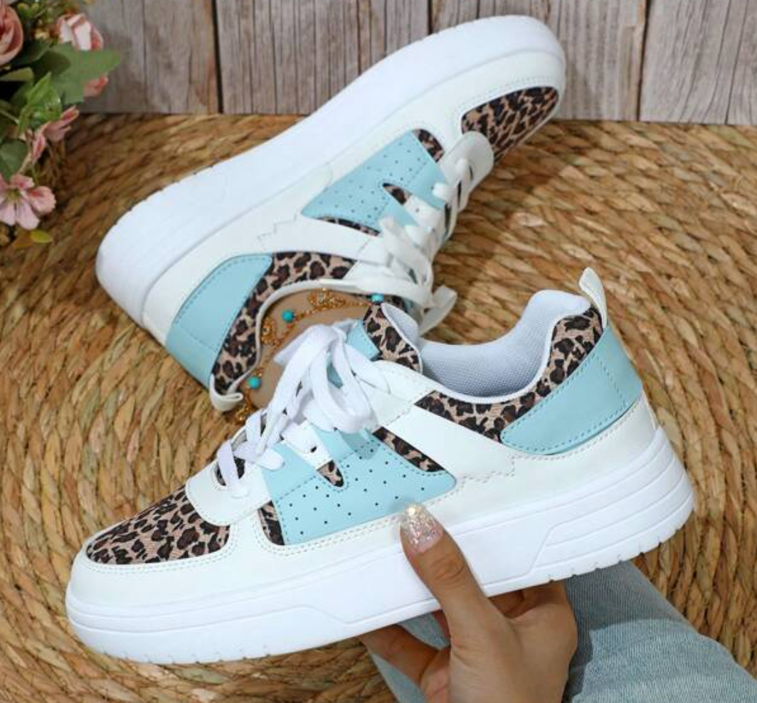 "Sneakers Sylviane pour femmes, motifs léopard, couleurs vives bleu, jaune, rouge, style original et confort optimal"
