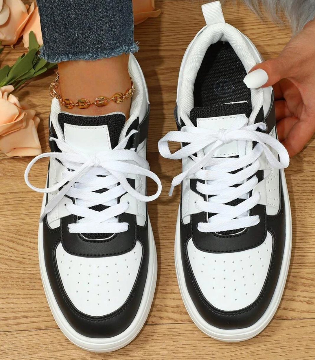 "Sneakers Sylviane pour femmes, motifs léopard, couleurs vives bleu, jaune, rouge, style original et confort optimal"