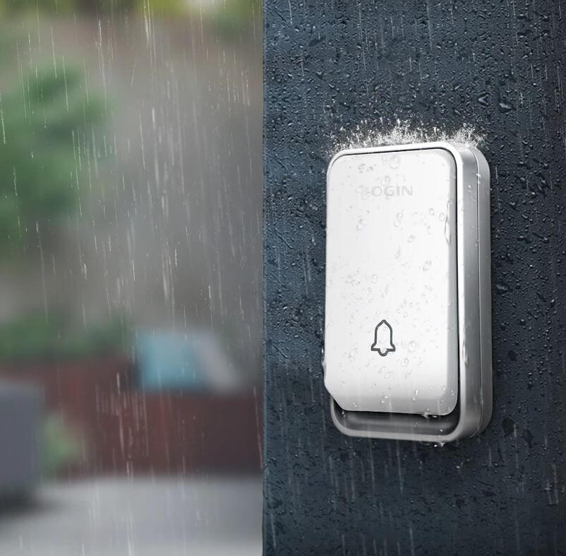 "Sonnette sans fil écologique sans batterie, installée près d'une porte, étanche et durable, avec indicateur LED."