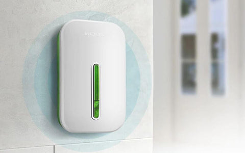 "Sonnette sans fil écologique sans batterie, installée près d'une porte, étanche et durable, avec indicateur LED."