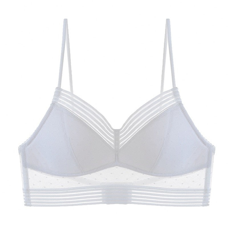 "Soutien-gorge invisible dos-nu beige, design en U, sans armatures, idéal pour tenues estivales dos-nu, confort optimal."