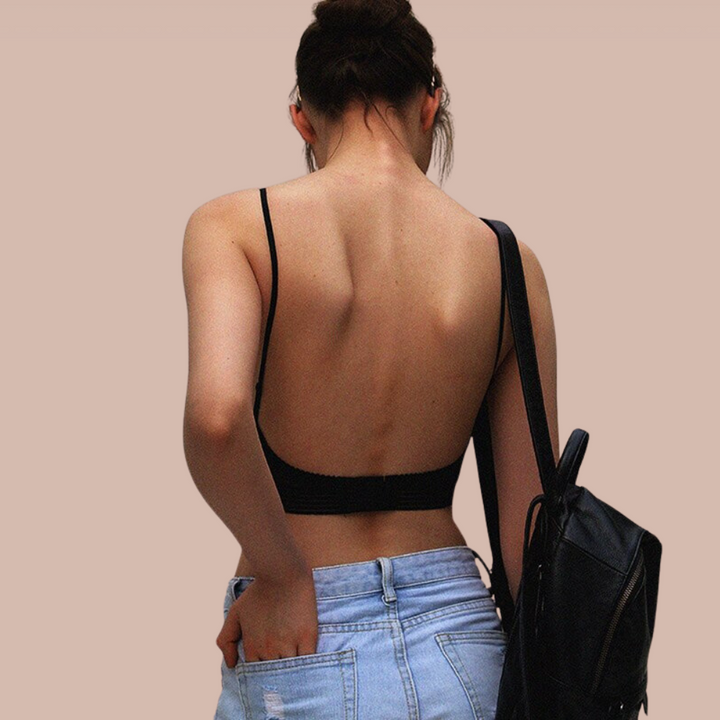 "Soutien-gorge invisible dos-nu beige, design en U, sans armatures, idéal pour tenues estivales dos-nu, confort optimal."