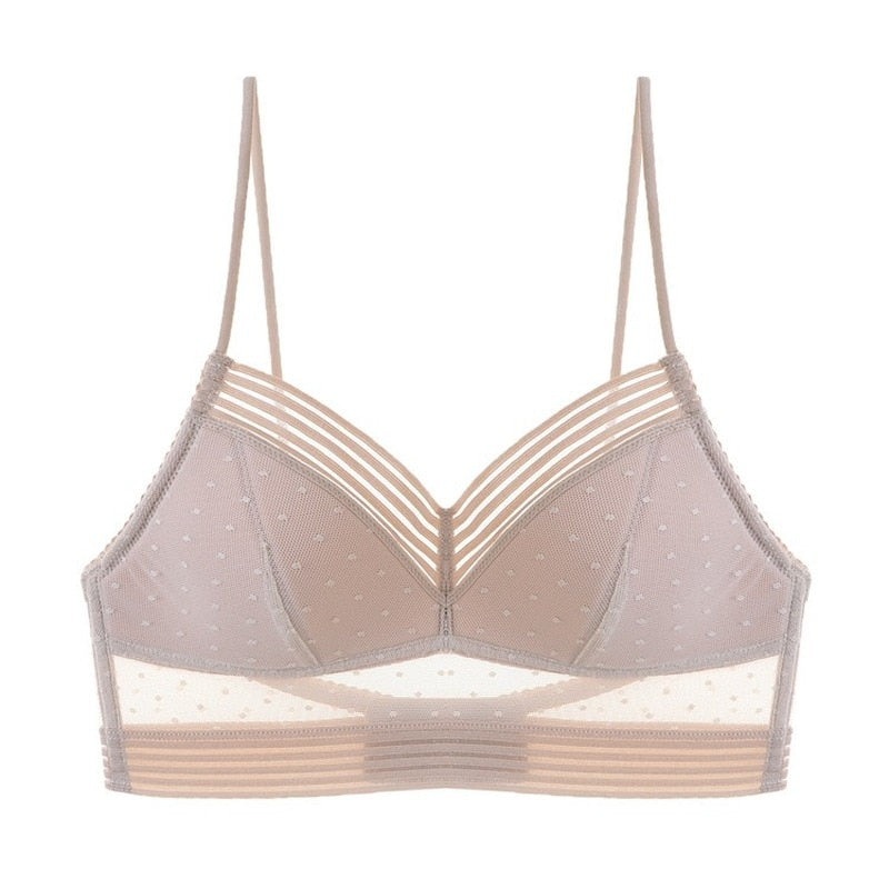 "Soutien-gorge invisible dos-nu beige, design en U, sans armatures, idéal pour tenues estivales dos-nu, confort optimal."
