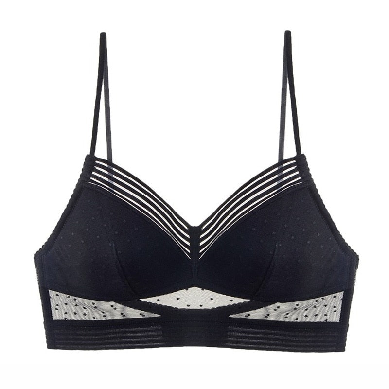 "Soutien-gorge invisible dos-nu beige, design en U, sans armatures, idéal pour tenues estivales dos-nu, confort optimal."