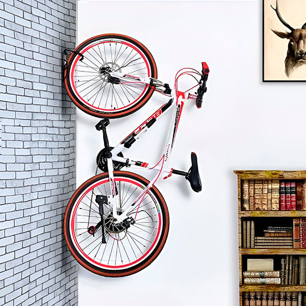 "Support vélo mural noir, design moderne, accroché au mur pour optimiser l'espace et sécuriser le vélo."